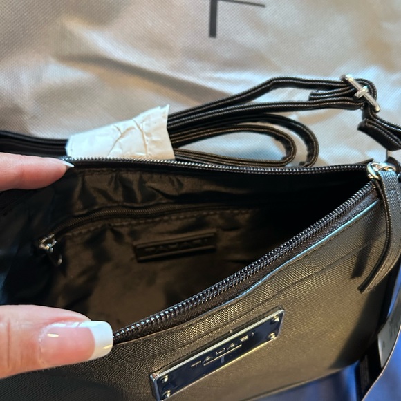 🟢 TAHARI • Black Cross Over Bag • Small - Picture 5 of 11